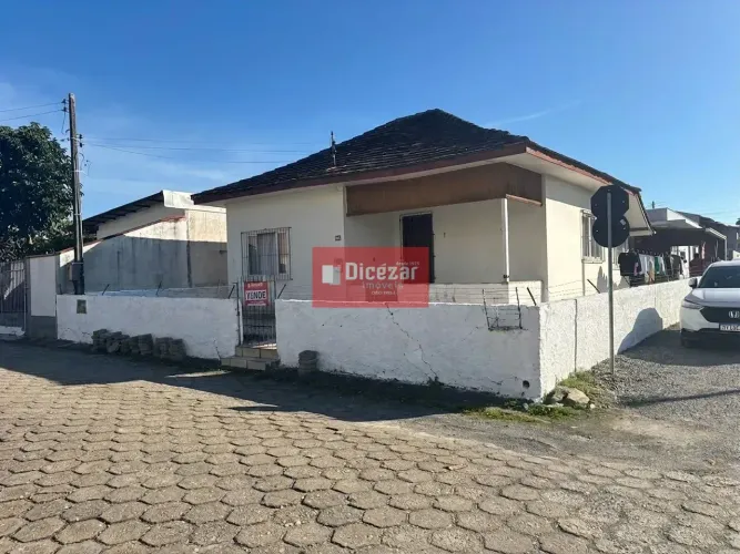 Casa em alvenaria a poucos metros da Praia de Armação, próxima a todo comércio local bem n