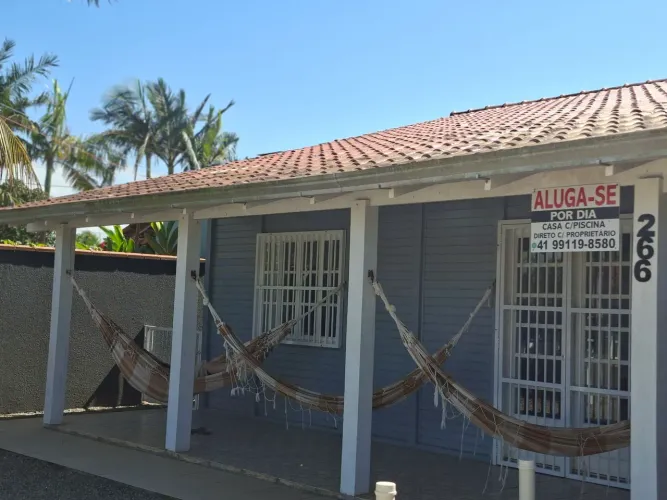 Casa com piscina e mesa de sinuca 