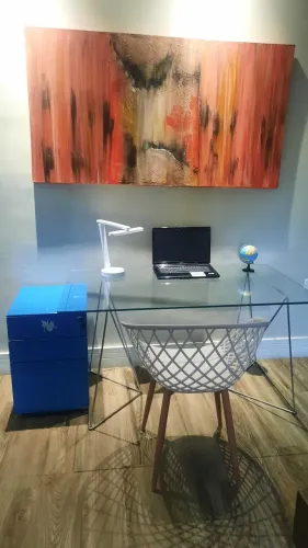 Mesa de escritório - tampo vidro e 2 bases