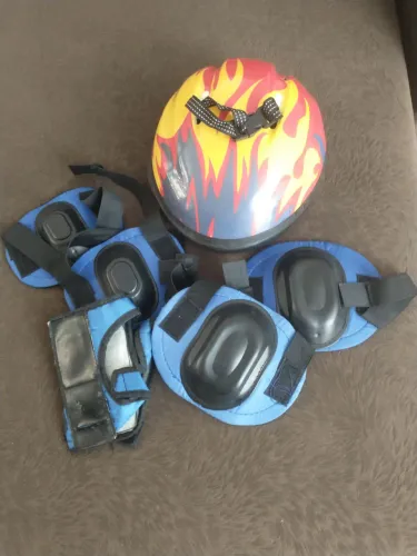 Kit proteção infantil capacete e outros acessórios