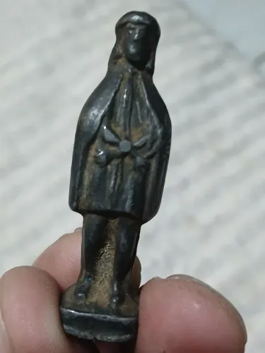 Antiga santinha em metal cor chumbo 5 cm 