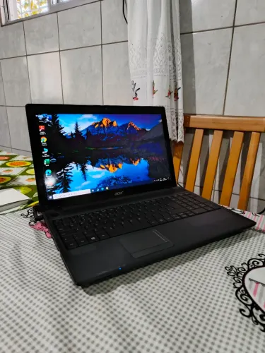 Notebook Acer i3 com 4gb memória, teclado novo, tela de 15.6", carregador original.