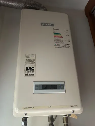 Aquecedor a Gás Bosch GWH 300 Plus Digital GLP/GN - Funcionando