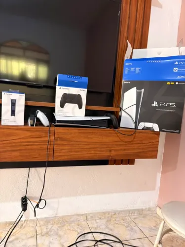 Ps5 com 2 manetes + 4 meses de garantia + base carregadora original Sony 