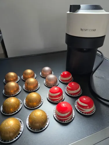 Cafeteira NESPRESSO Vertuo branca com cápsulas de brinde