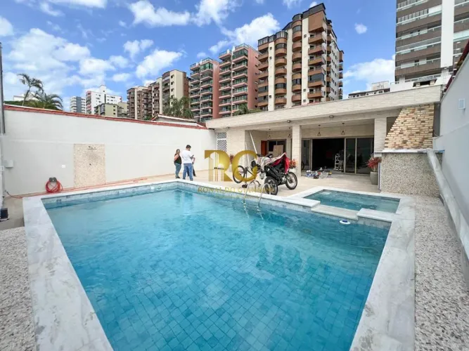 Casa isolada com com 4 suites com piscina no Canto do Forte, em Praia Grande.
