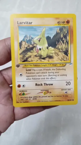 Carta Pokémon tcg larvitar 1º edição 70/105 coleção neo destiny