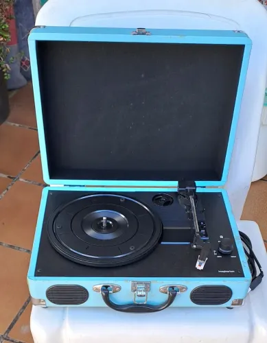Toca discos estilo maleta da marca Imaginarium, novinho em folha