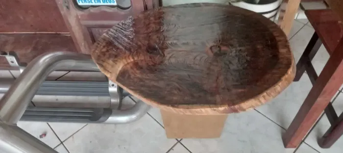 Mesa de centro rústica em madeira oferta medindo 58x72 diâmetro e 59 cm altura 