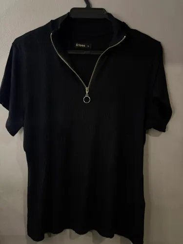 BLUSA PRETA CANELADA GOLA ALTA COM ZÍPER