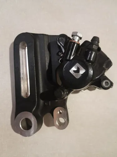 Pinça de freio traseira com suporte da scrambler 400x 2024/25