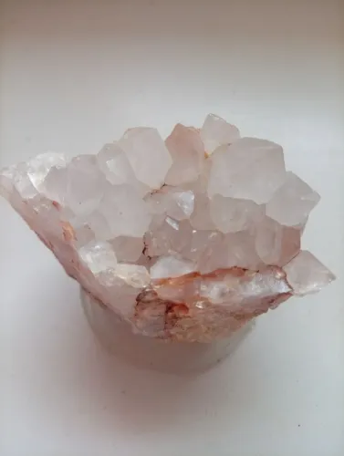 Drus de cristais de calcedônia, harmoniza as energias física,mentais e espirituais.250g