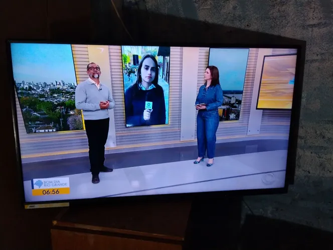 TV 40 polegadas pouco usso funcionando muito bem