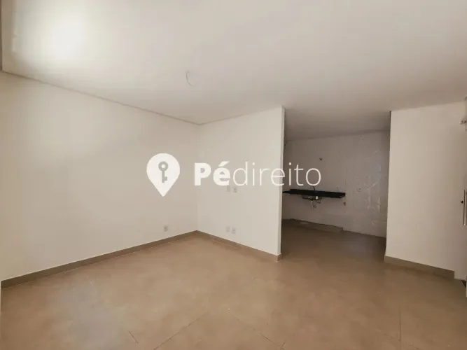 Casa sobrado em condomínio fechado à venda 3 dormitórios, 01 suíte, 2 vagas fixas.