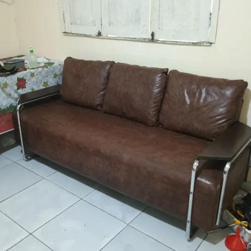 Lindo sofá estiloso e elegante couro sintético.