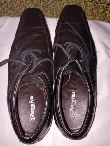 Sapato social masculino em couro preto no tamanho 41por 60 reais pra sair logo