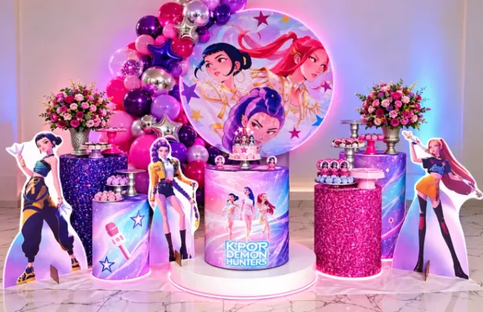 KIT COMPLETO GUERREIRAS DO K-POP À VENDA - PAINEL + CILINDROS + DISPLAYS