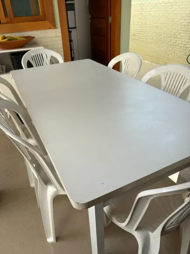 Mesa com tampo de madeira e pés de alumínio, incluindo 8 cadeiras tramontina