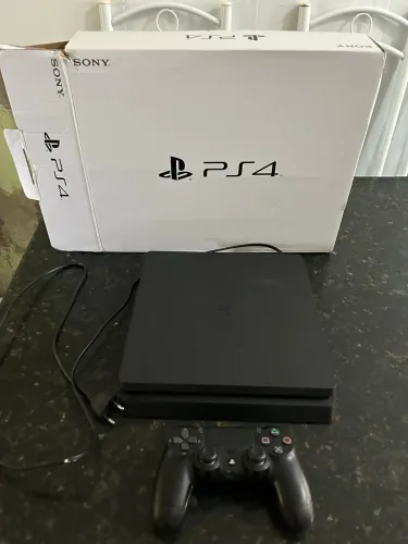 Ps4 slim em excelente estado com lacre ainda !!!!