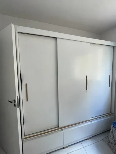 Guarda roupa de casal com portas de correr