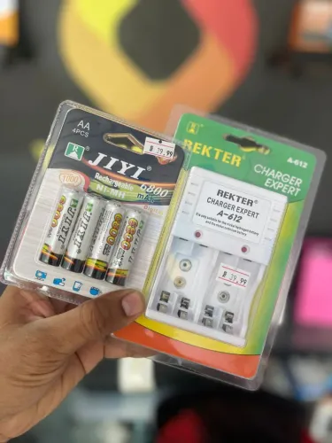 Carregador com 4 pilhas recarregável AAA ou AA