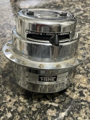 chuveiro elétrico antigo da marca Fame, modelo Super Luxo 