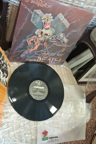 disco de vinil da banda brasileira de Thrash Metal Overdose, intitulado Circus of Death.