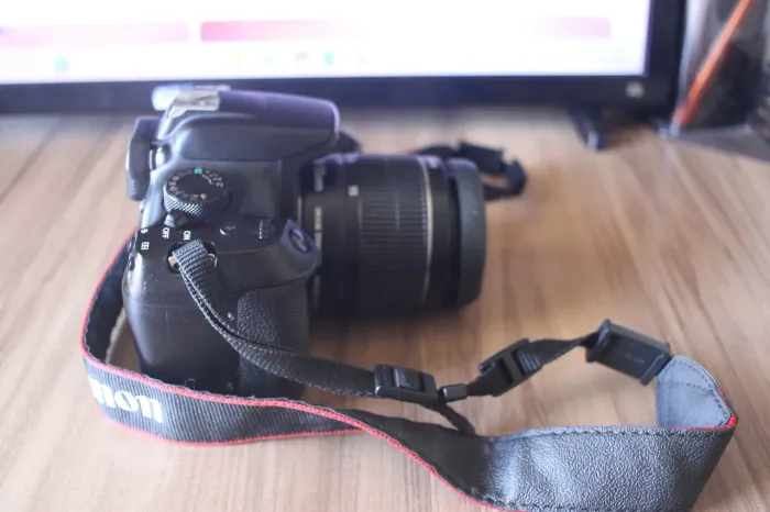 Câmera Canon EOS T6 WIFI e NTC com a lente do Kit.