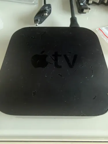 Apple TV usado com controle remoto
