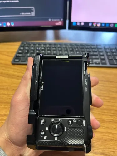 Câmera Sony ZV-E10 em excelente estado de conservação.