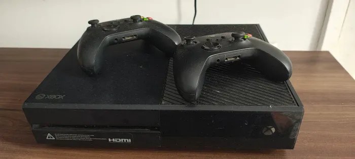 Xbox One + 2 controles + 2 jogos físicos