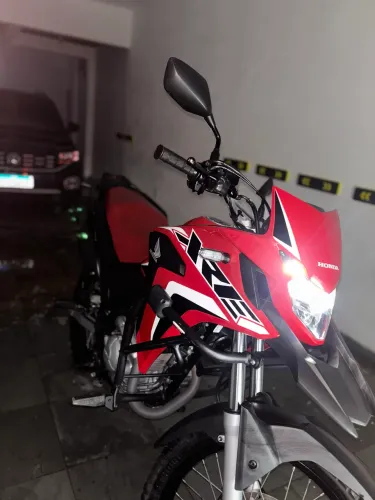 Moto sem detalhes, todas revisões em concessionária, único dono nunca lavou em lava jato!