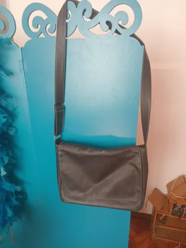 Bolsa de couro sintético estilo carteiro com alça transversal e forro xadrez