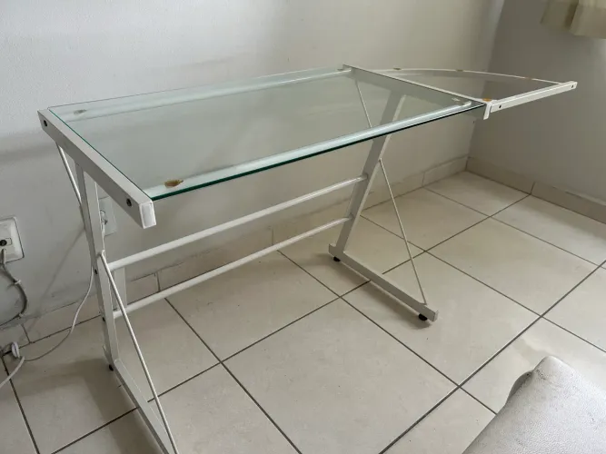 Mesa de Vidro e Cadeira Branca