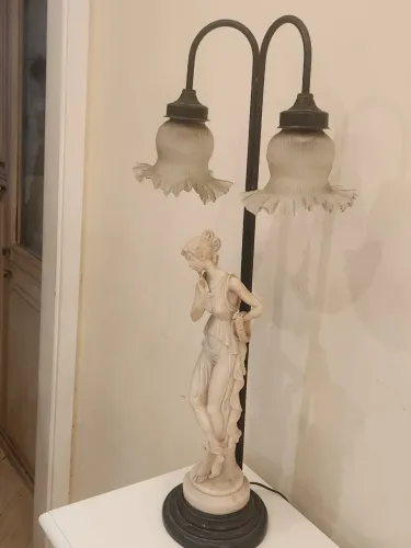 Abajur Vintage Clássico com Escultura Feminina e Cúpulas em Vidro