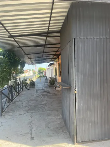 estrutura externa telhado e grades comercio