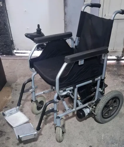 Cadeira de rodas eleteica NAO ESTA CARREGANDO (VENDO NO ESTADO )