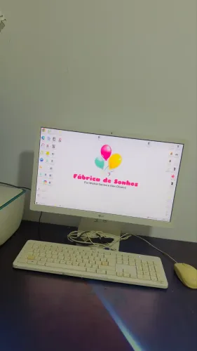 Computador, mesa de cavalete e impressora 
