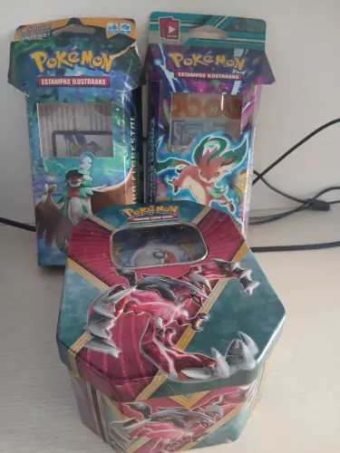 3 decks incluindo Yveltal EX e 1 caixa metálica (141 cartas Pokémon)