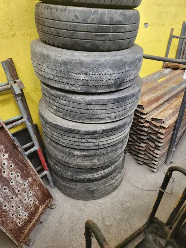 Pneus usados aro 17.5 6 pneus. 400$