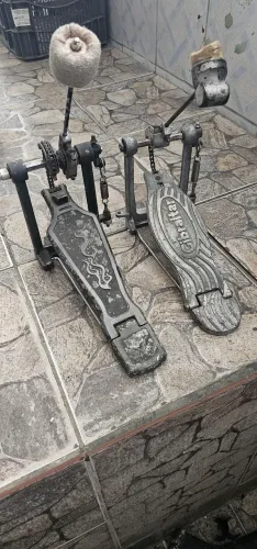 Dois pedais de bateria