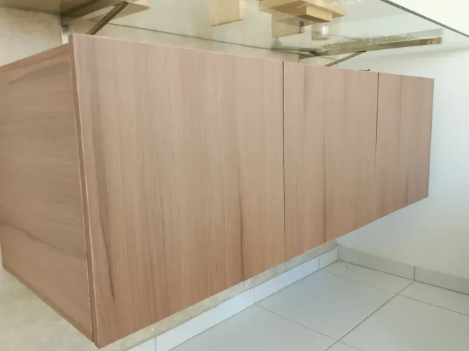 Móvel de 1,30 de largura e 50 de altura, perfeito para sala ou escritório, com três portas