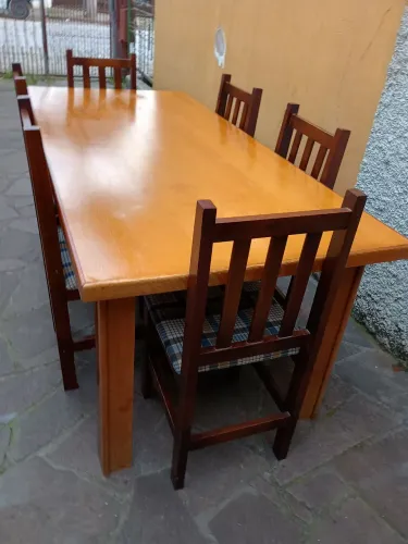 Mesa Grande, em madeira, com 6 cadeiras!