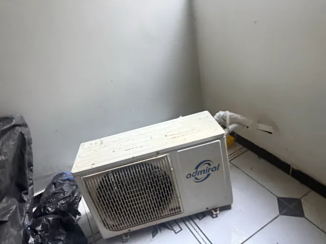 Vendo condensadora de 9 mil BTU só a condensadora