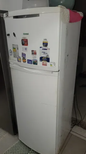 Geladeira consul com freezer.