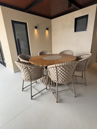 Mesa área gourmet com cadeiras em tricô náutico