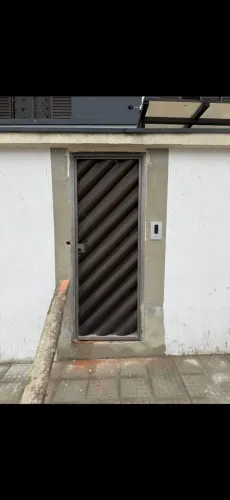 Portao basculante alumínio com estrutura de ferro