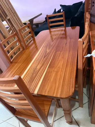 Mesa 6 cadeiras nova pernas torneadas 