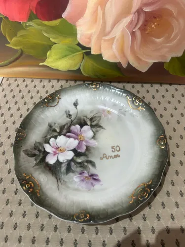 Prato 50 anos com flores.. dourados 24cm