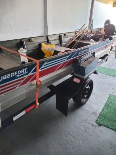 Canoa com motor e carretinha